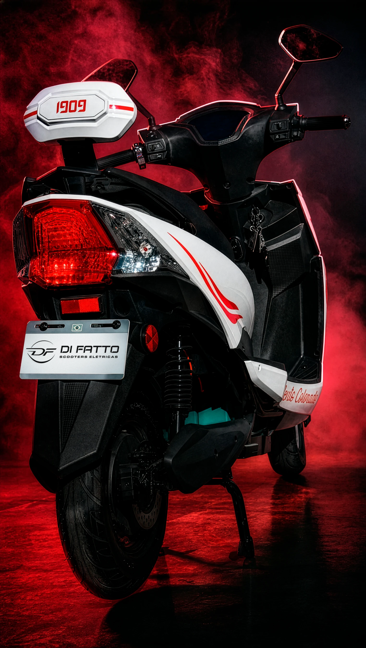 Traseira da scooter com baú estampado 1909 e placa Di Fatto