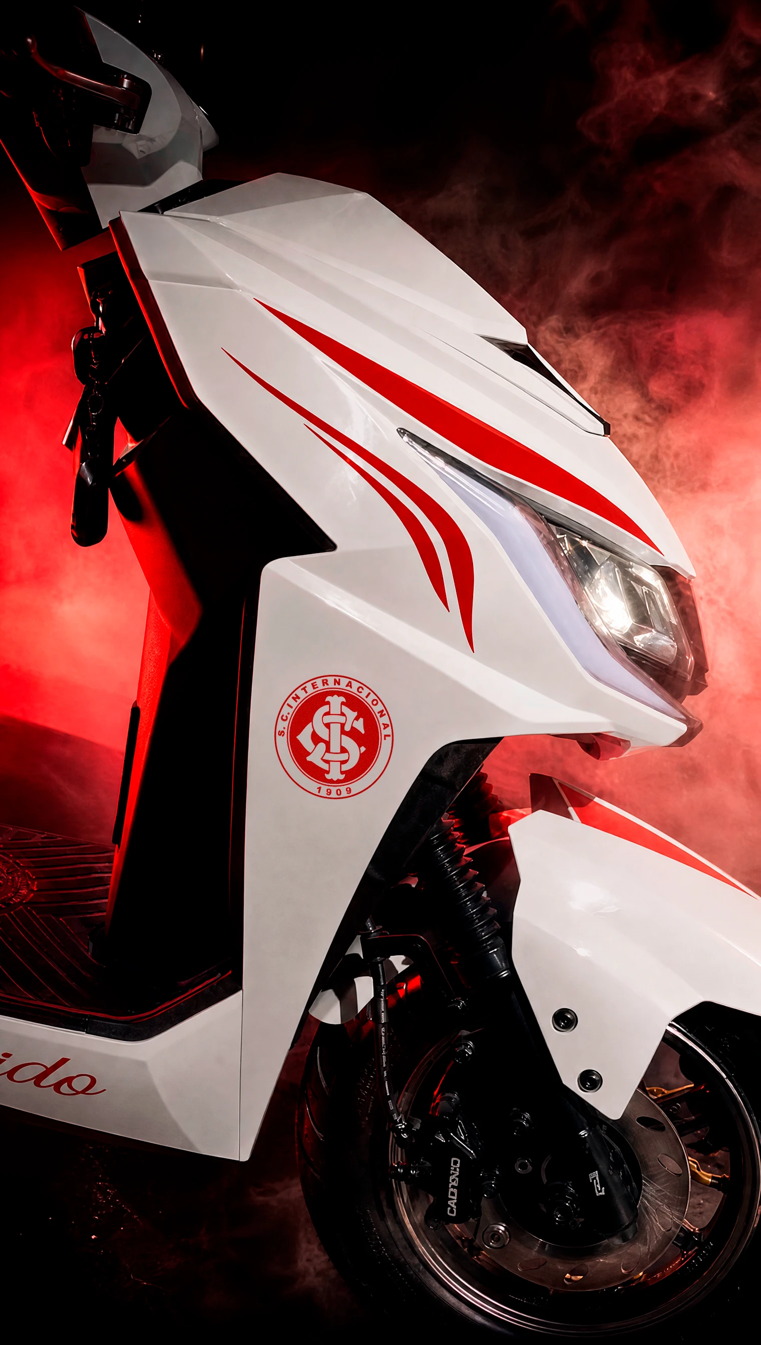 Lateral da scooter com grafismo tribal vermelho e escudo do Internacional